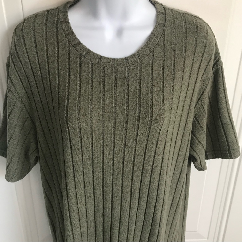 🔴 4/$15 Unbranded Women’s M Olive Green Ribbed Crewneck Short Sleeve Top in EUC - Picture 5 of 16